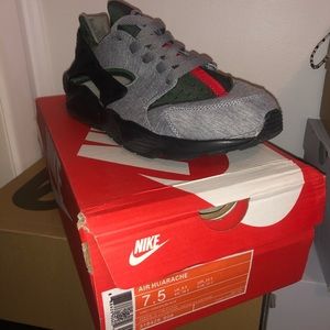 GUCCI x NIKE HUARACHE SZ. 7.5